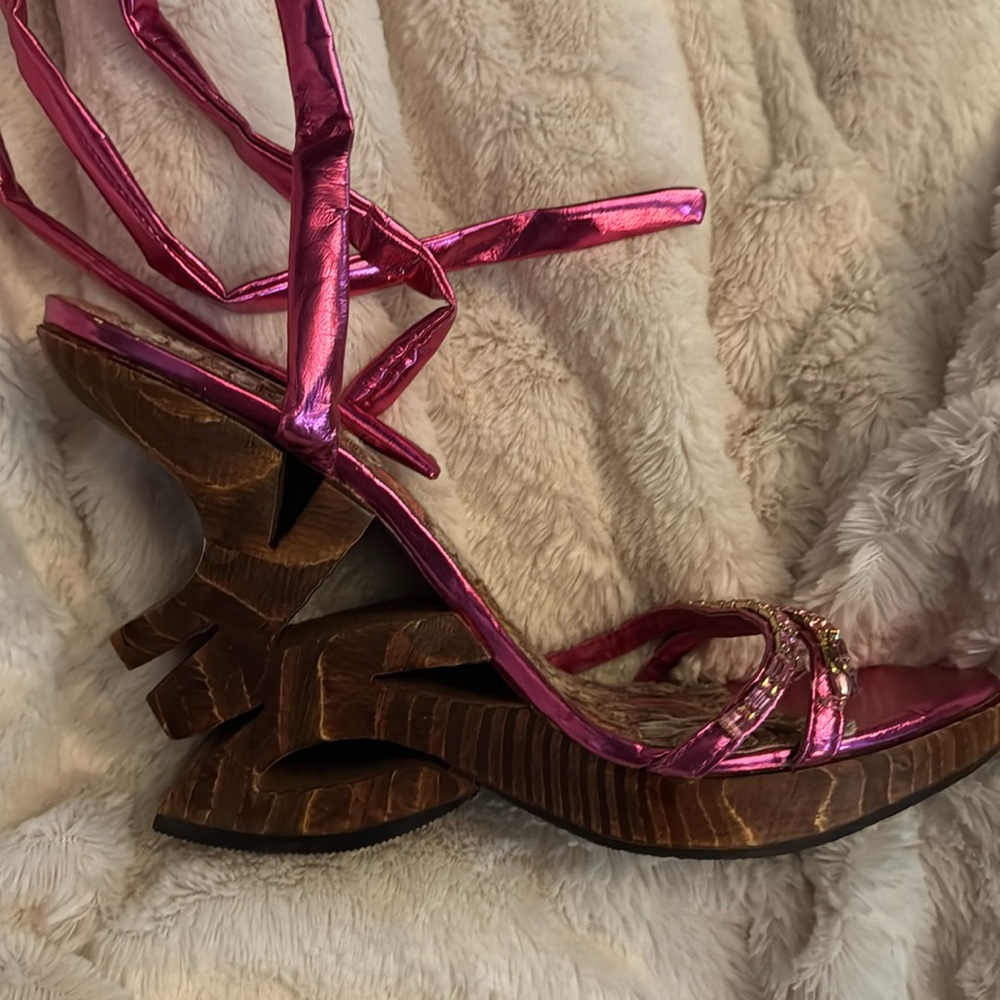 2 lips high heels